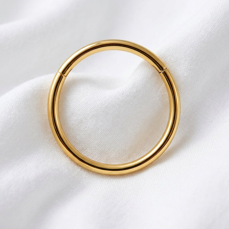 Anneau clicker dore lisse poli — pose tissu blanc