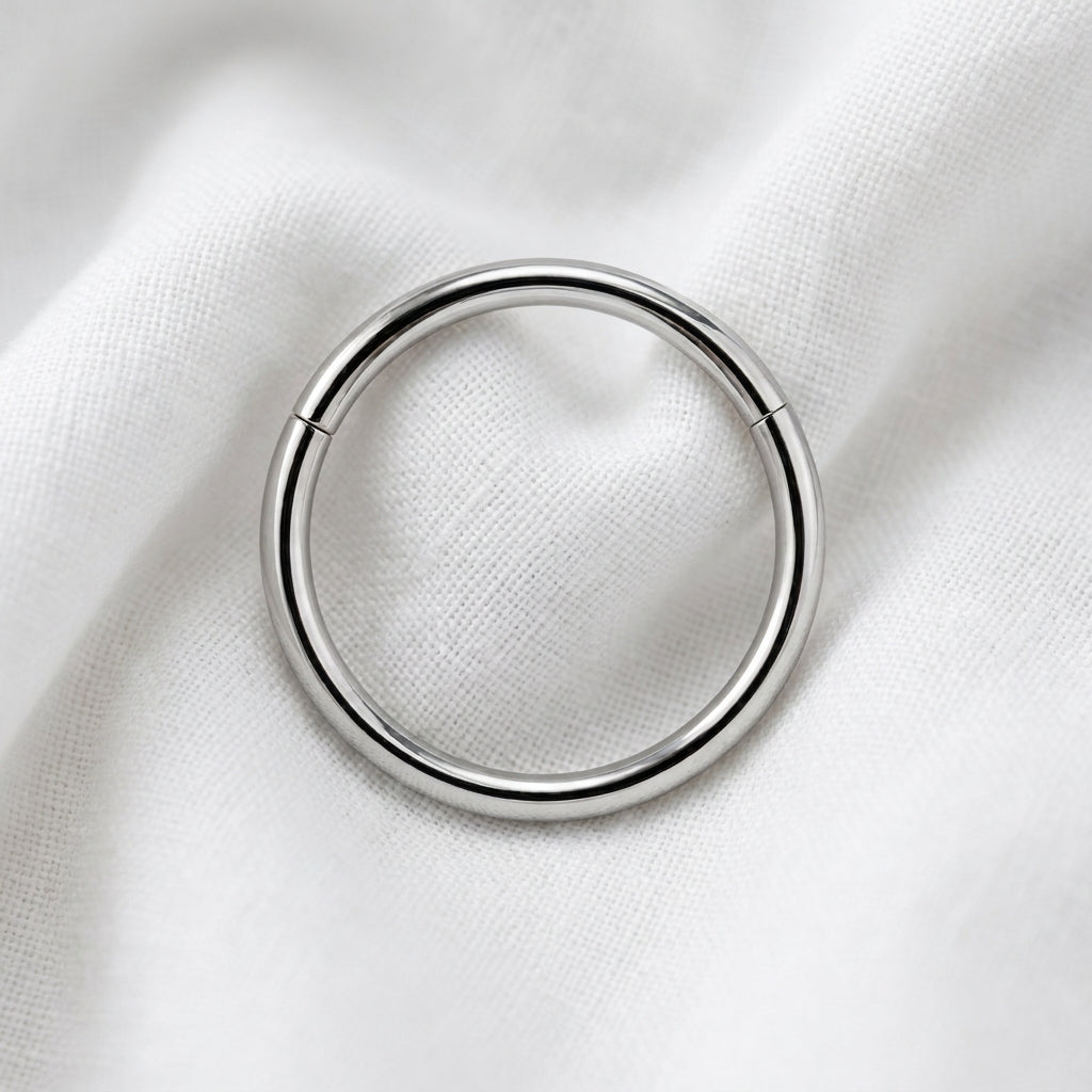 Anneau clicker argente lisse poli — pose tissu blanc