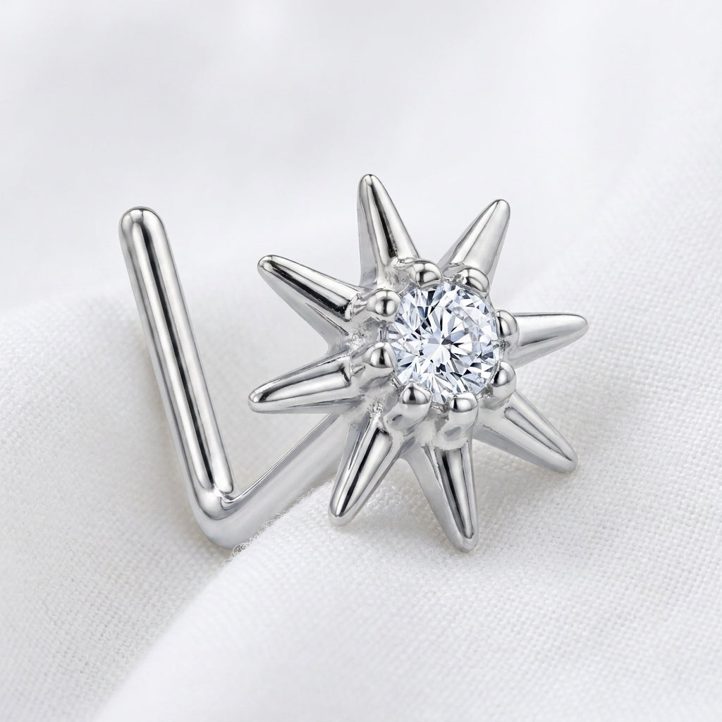 Clou en L argente etoile polaire 8 branches zircon — pose tissu blanc