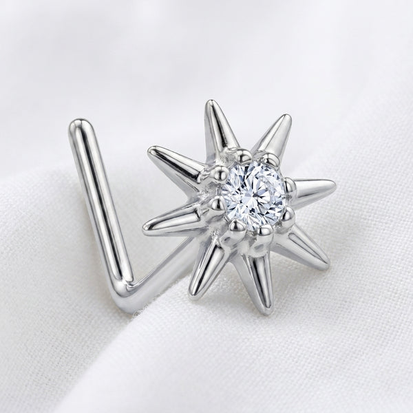 Clou en L argente etoile polaire 8 branches zircon — pose tissu blanc