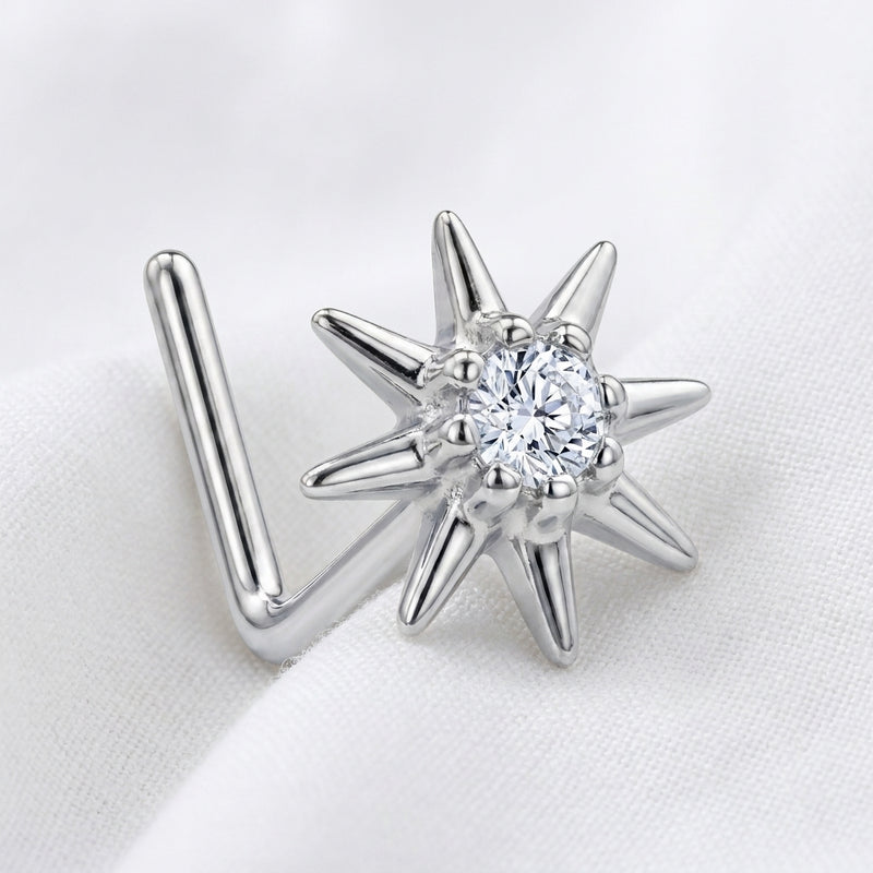 Clou en L argente etoile polaire 8 branches zircon — pose tissu blanc