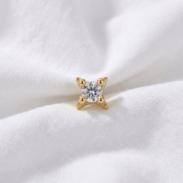 Tete etoile 4 branches boules zircon doree — macro pose tissu blanc