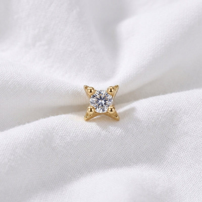 Tete etoile 4 branches boules zircon doree — macro pose tissu blanc