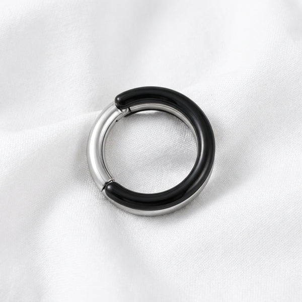 Anneau double clicker bicolore argente et noir — pose tissu blanc