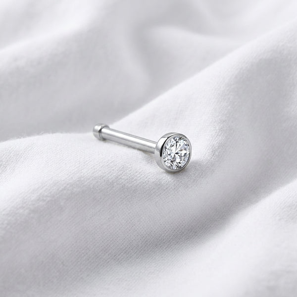 Tige droite nez argentee zircon bezel — posee sur tissu blanc