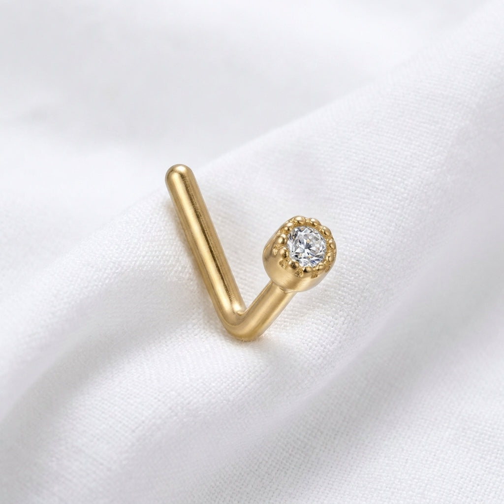 Clou en L dore zircon blanc bezel milgrain — pose tissu blanc
