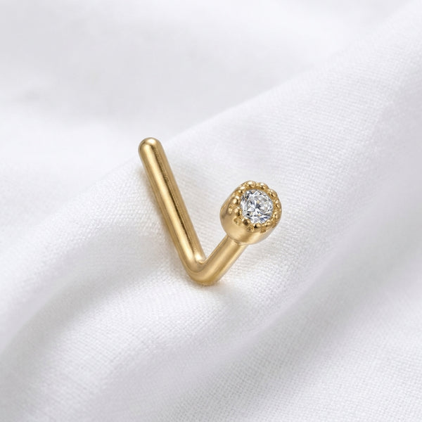 Clou en L dore zircon blanc bezel milgrain — pose tissu blanc