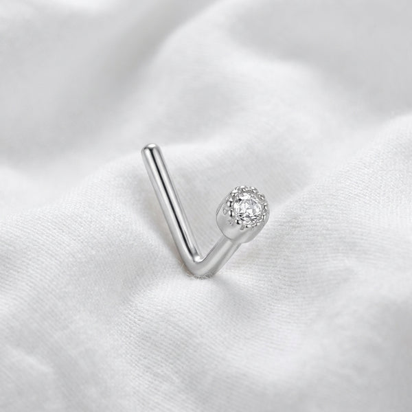 Clou en L argente zircon blanc bezel milgrain — pose tissu blanc