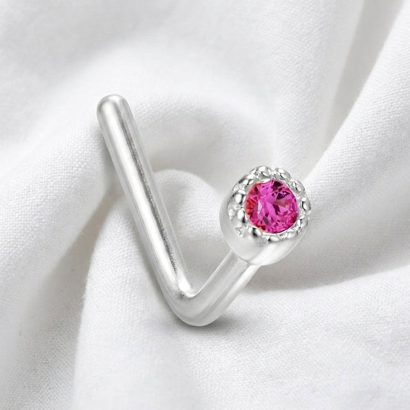 Clou en L argente zircon rose fushia bezel milgrain — pose tissu blanc