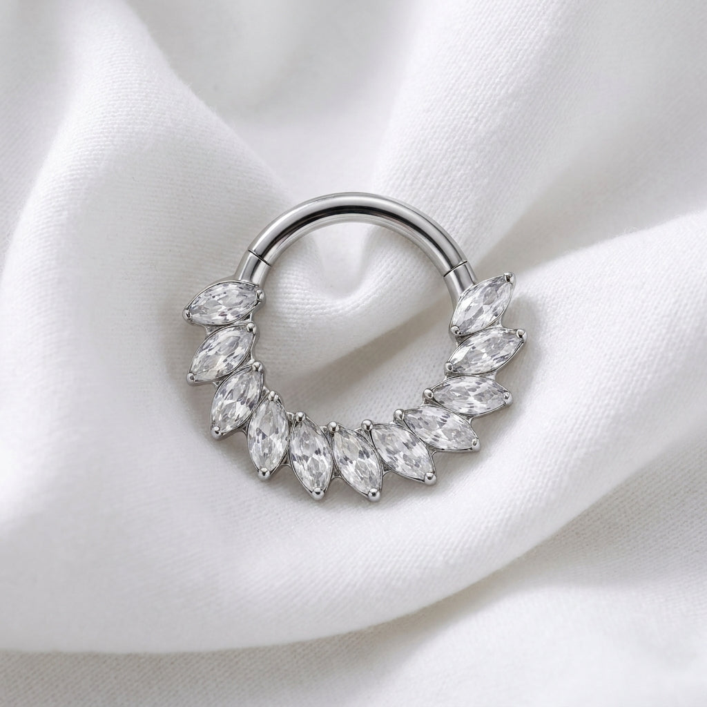 Anneau clicker argente zircons marquise plumes arc — pose tissu blanc