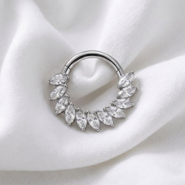 Anneau clicker argente zircons marquise plumes arc — pose tissu blanc
