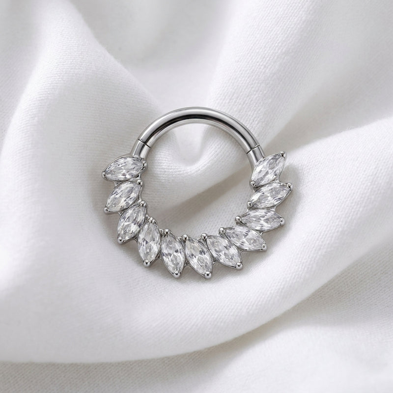 Anneau clicker argente zircons marquise plumes arc — pose tissu blanc