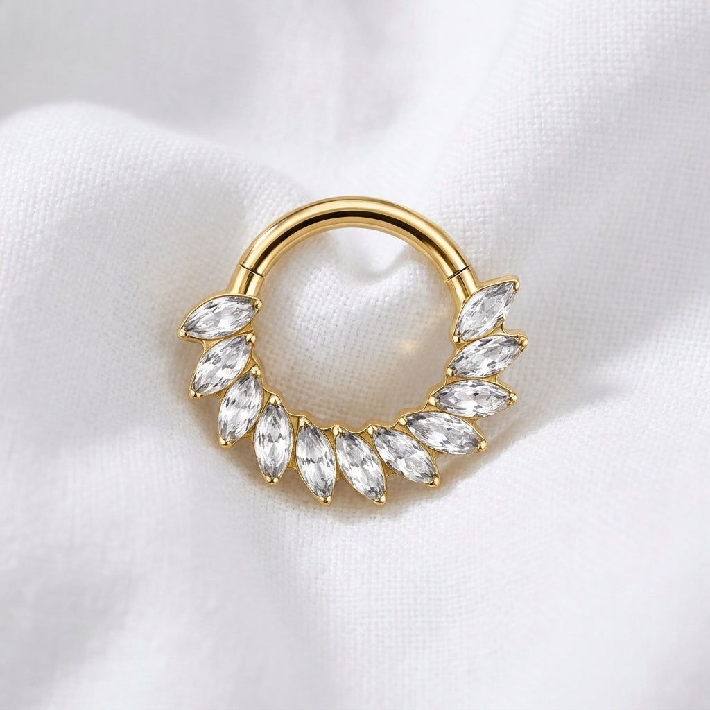 Anneau clicker dore zircons marquise plumes arc — pose tissu blanc