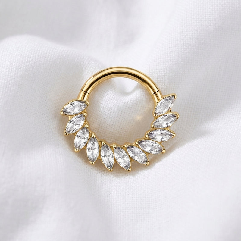 Anneau clicker dore zircons marquise plumes arc — pose tissu blanc