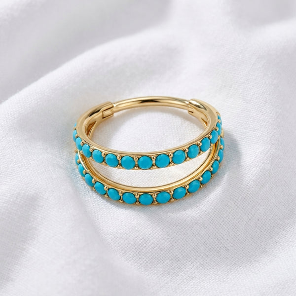 Anneau double clicker dore 2 arcs pave turquoise bleues — macro pose tissu blanc
