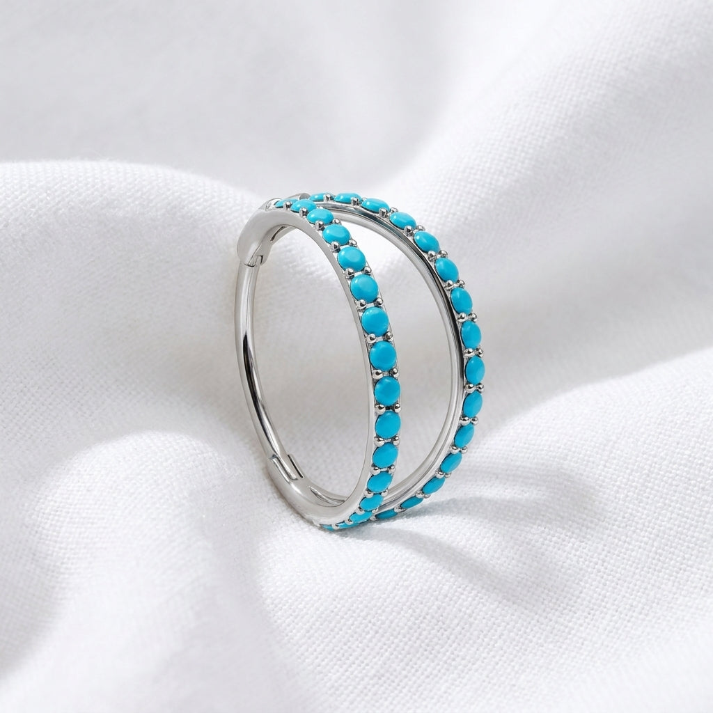 Anneau double clicker argente 2 arcs pave pierres turquoise bleues — pose tissu blanc