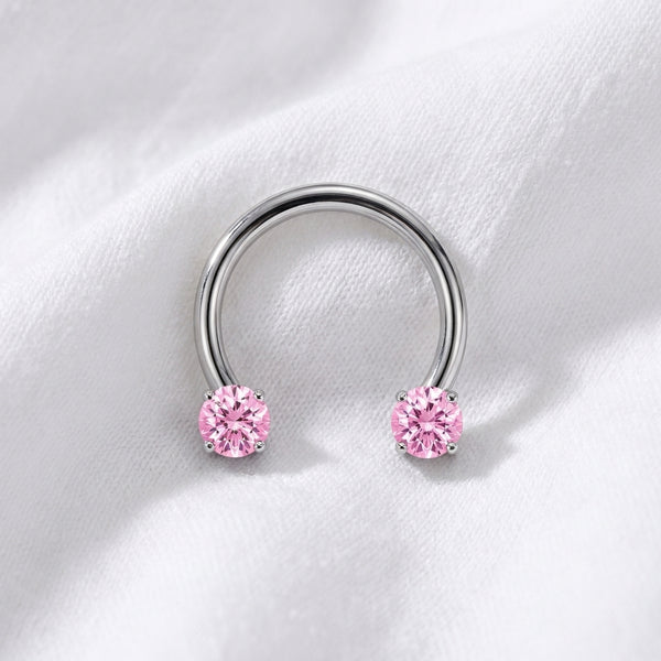 Fer a cheval septum argente 2 zircons roses griffes - macro tissu blanc