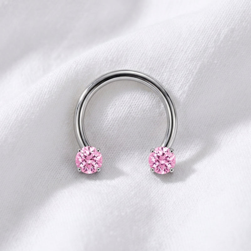 Fer a cheval septum argente 2 zircons roses griffes - macro tissu blanc