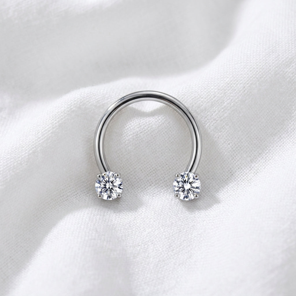 Fer a cheval septum argente 2 zircons blancs griffes - macro tissu blanc