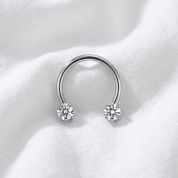 Fer a cheval septum argente 2 zircons blancs griffes - macro tissu blanc