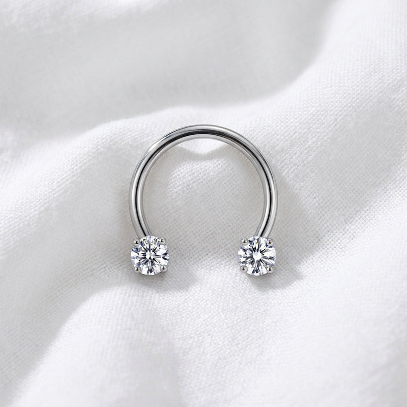 Fer a cheval septum argente 2 zircons blancs griffes - macro tissu blanc