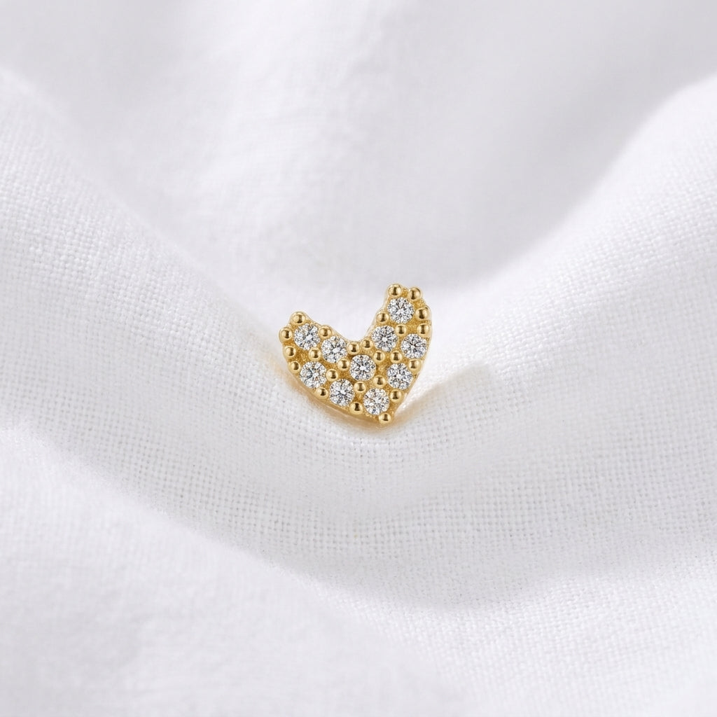 Tete coeur pave doree macro zircons — posee sur tissu blanc