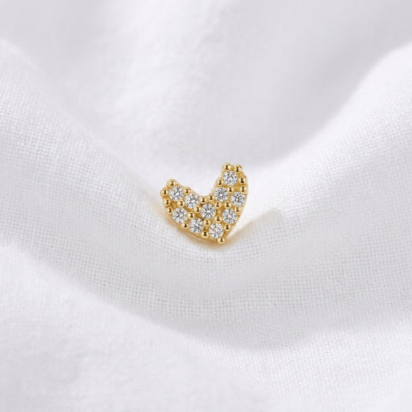 Tete coeur pave doree macro zircons — posee sur tissu blanc