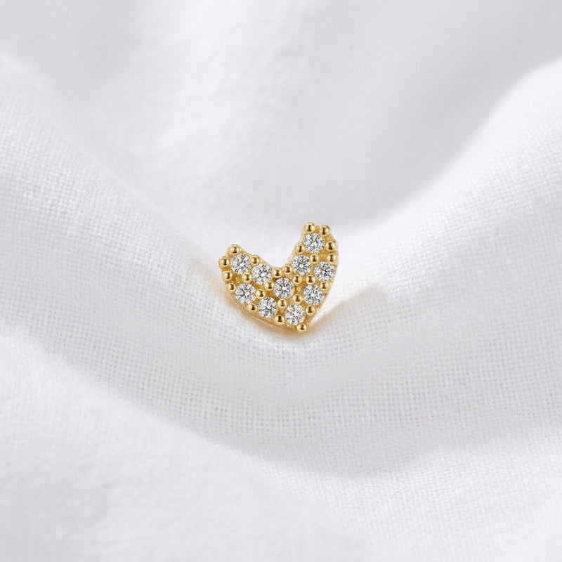 Tete coeur pave doree macro zircons — posee sur tissu blanc