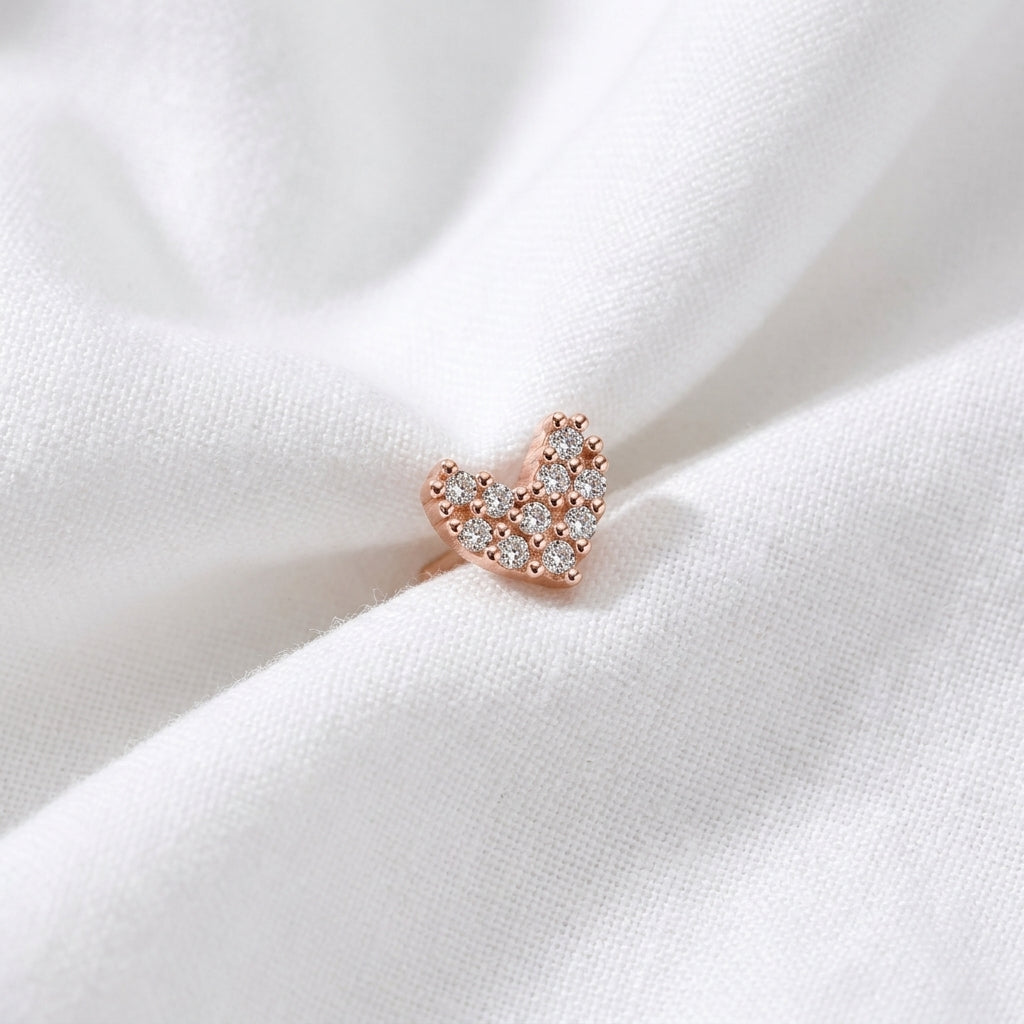 Tete coeur pave or rose macro zircons — posee sur tissu blanc