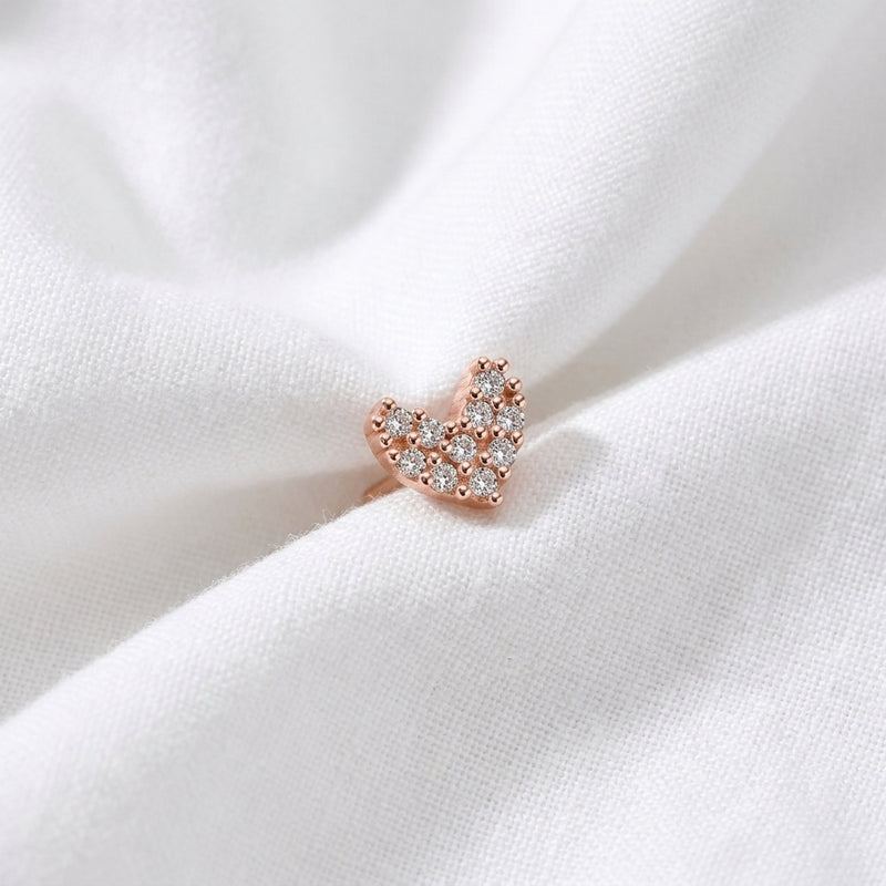 Tete coeur pave or rose macro zircons — posee sur tissu blanc