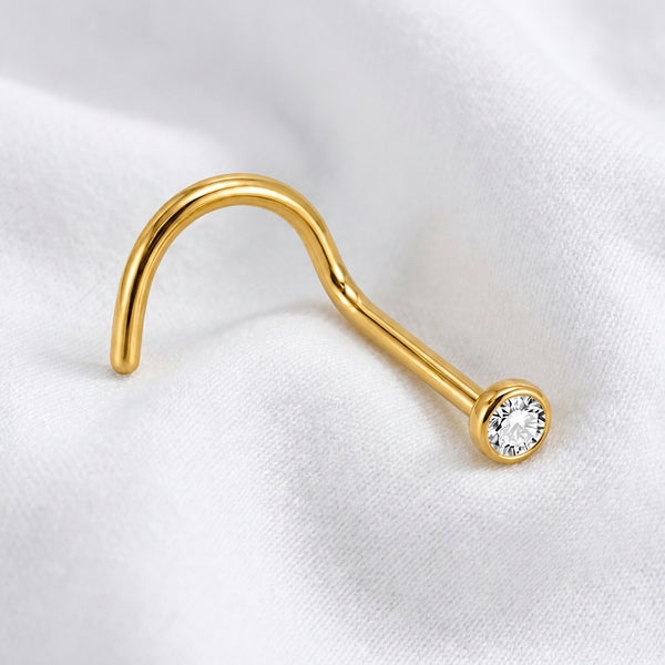 Vis nez doree zircon rond sertissage bezel tige visible — macro pose tissu blanc