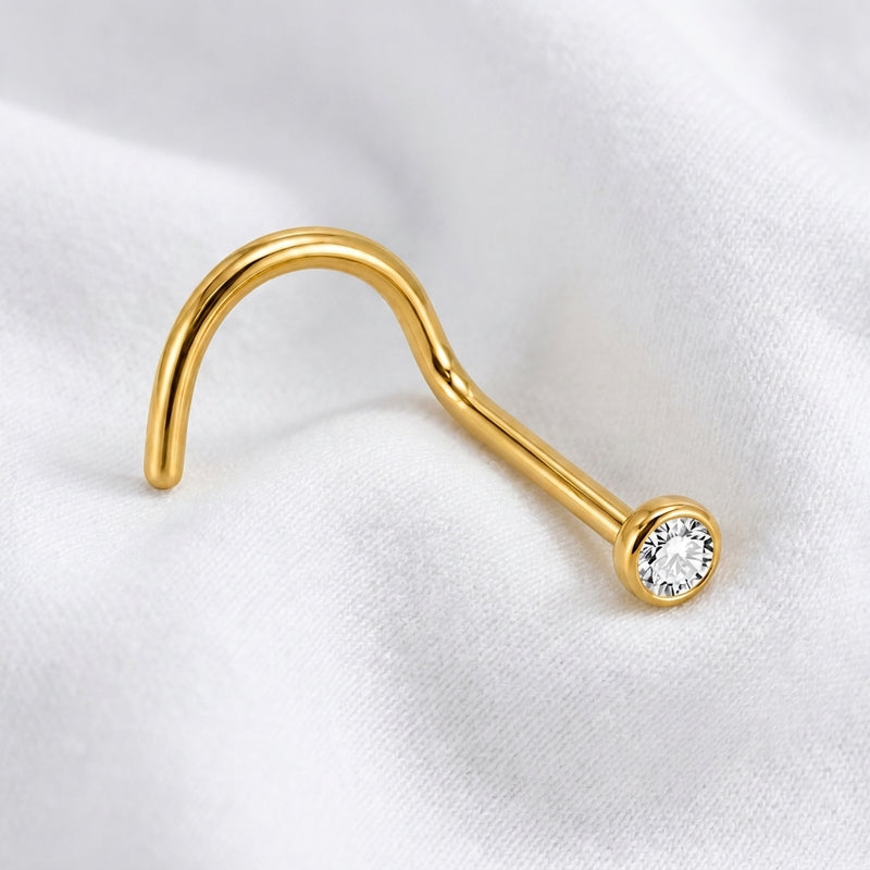 Vis nez doree zircon rond sertissage bezel tige visible — macro pose tissu blanc